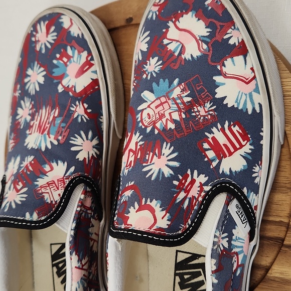 Vans Crew Red Floral Classic Slip On Sneakers. Size Womens 7  Mens 5.5 - Picture 3 of 7